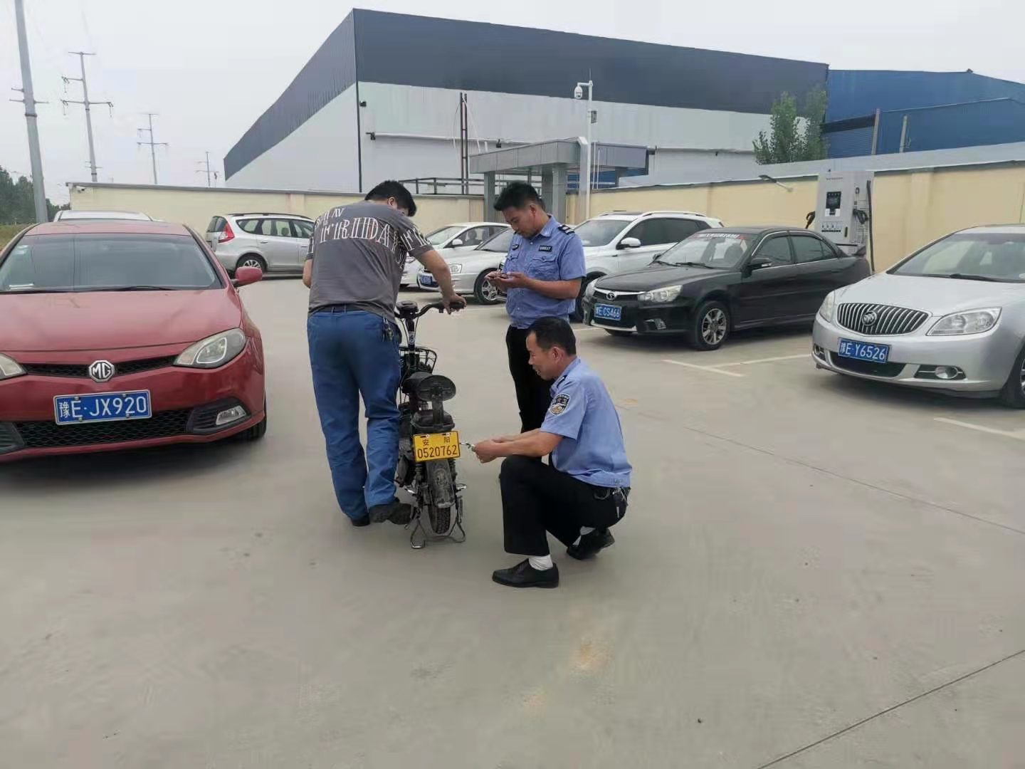我為群眾辦實(shí)事︱太貼心了！公司門口就可以辦理電動(dòng)車上牌