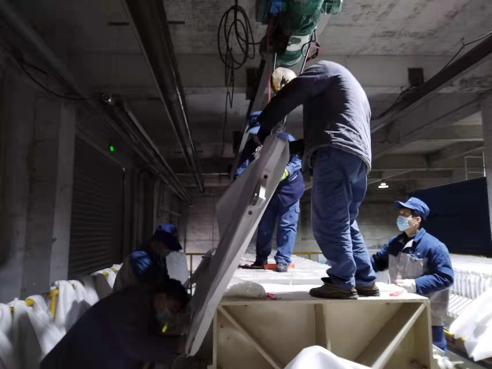 光伏新材料：春寒料峭斗志昂，爭(zhēng)分奪秒換布忙
